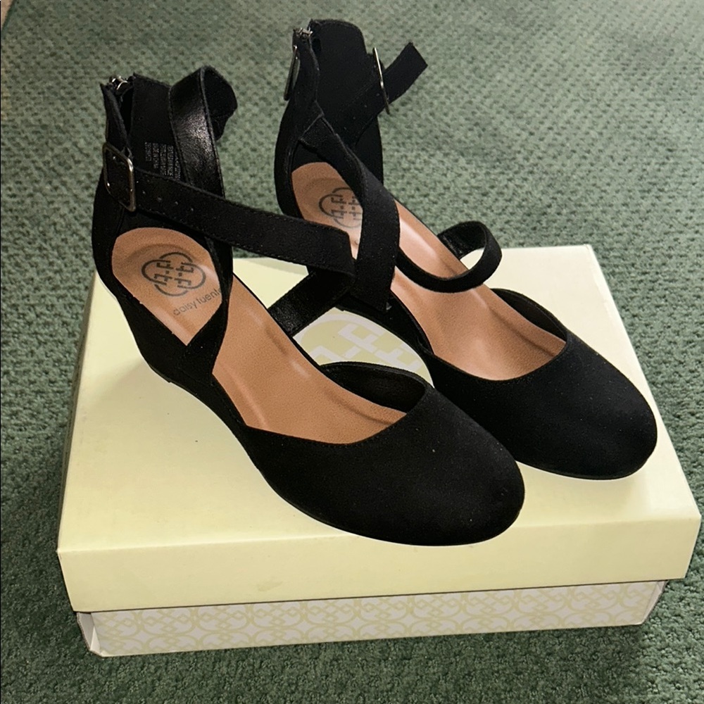 Daisy Fuentes Black Wedge Shoes with Elegant Design